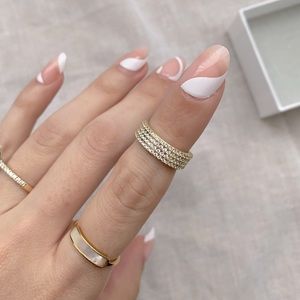 Cubic Zirconia Objekts ring/ never worn.